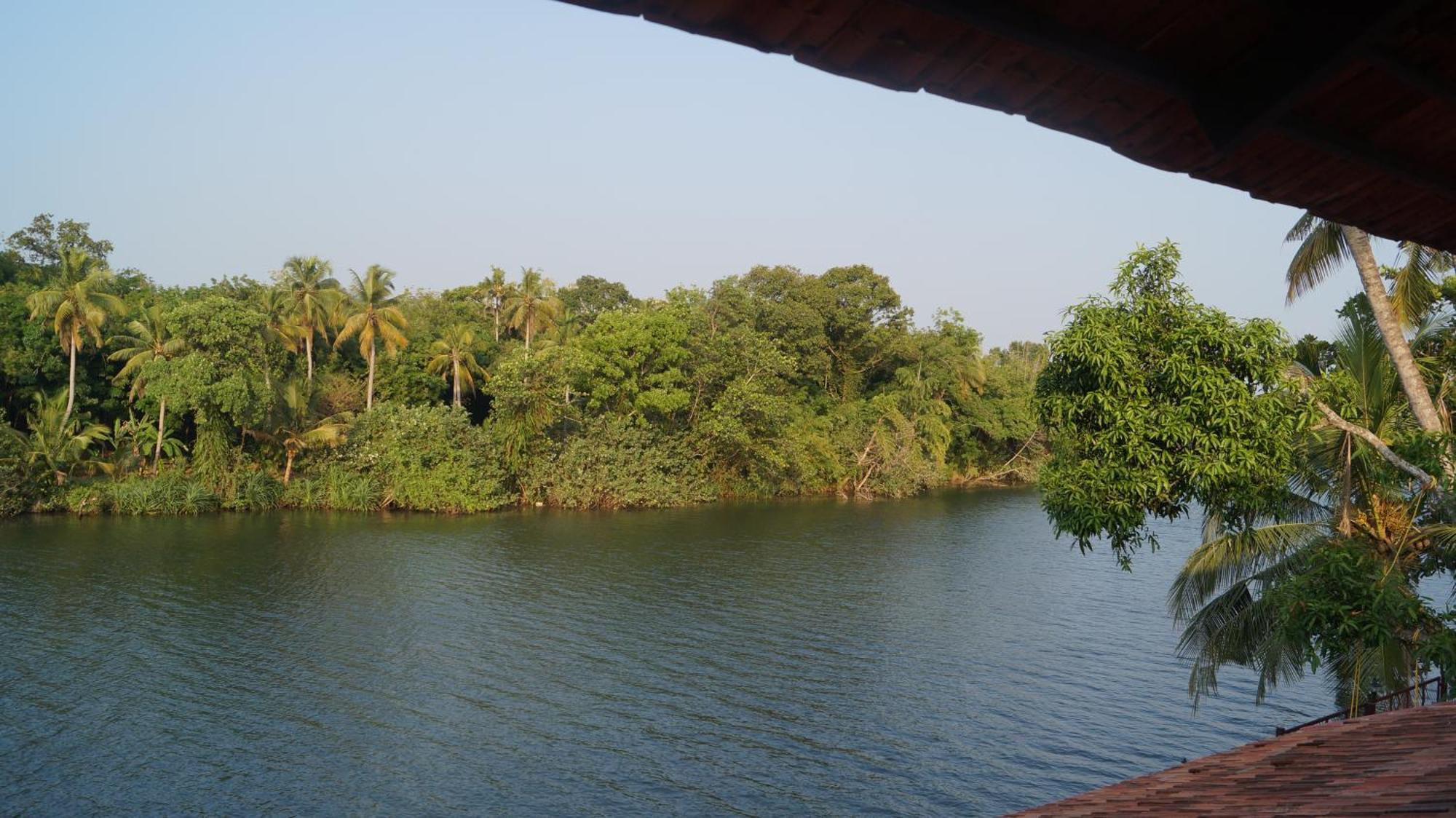 Blue Lake Villa Kollam Exteriör bild