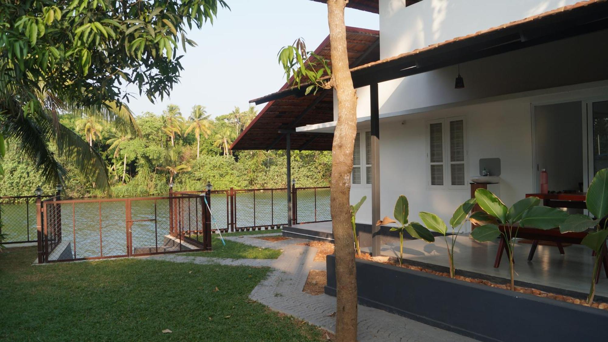 Blue Lake Villa Kollam Exteriör bild