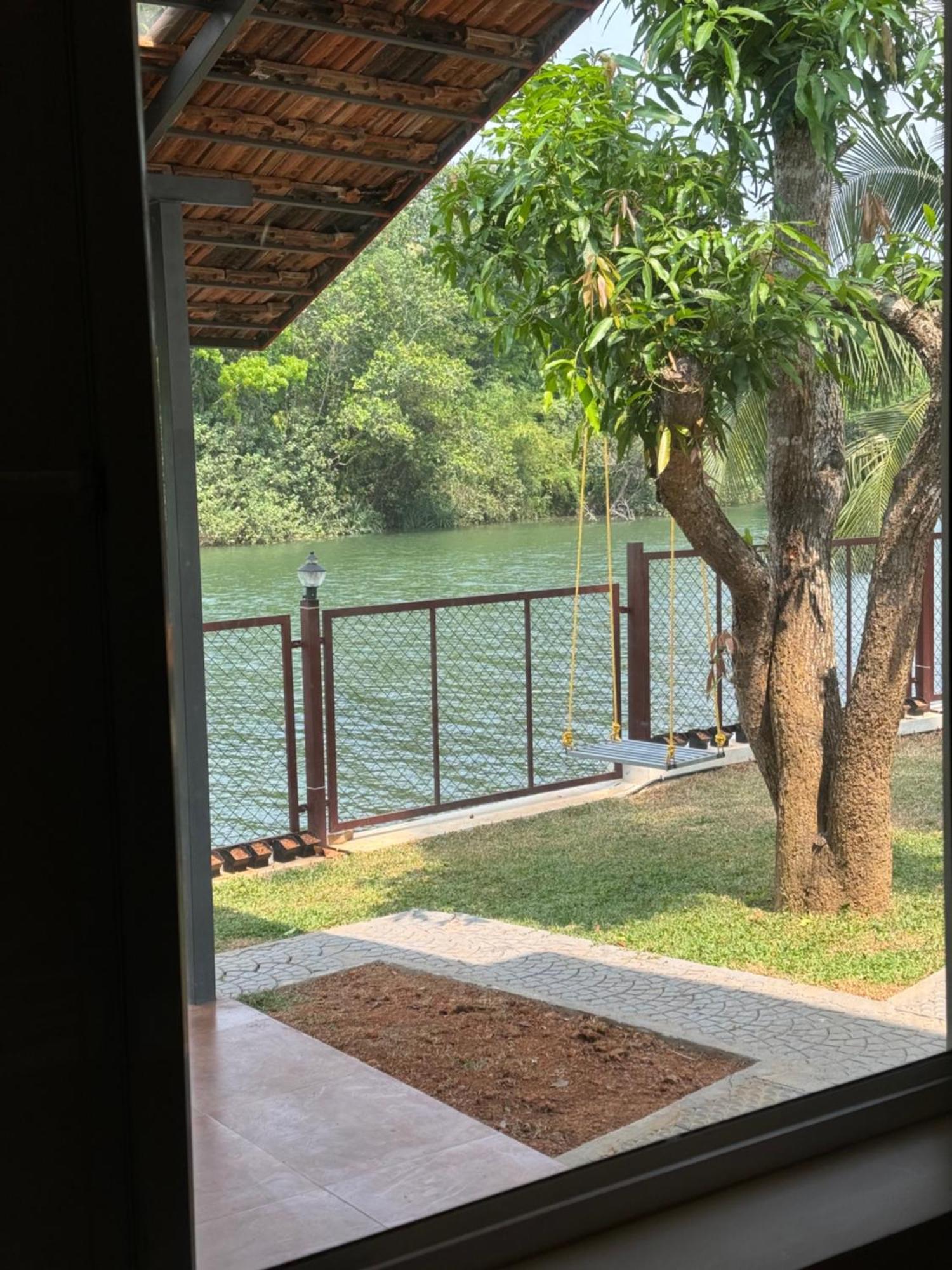 Blue Lake Villa Kollam Exteriör bild