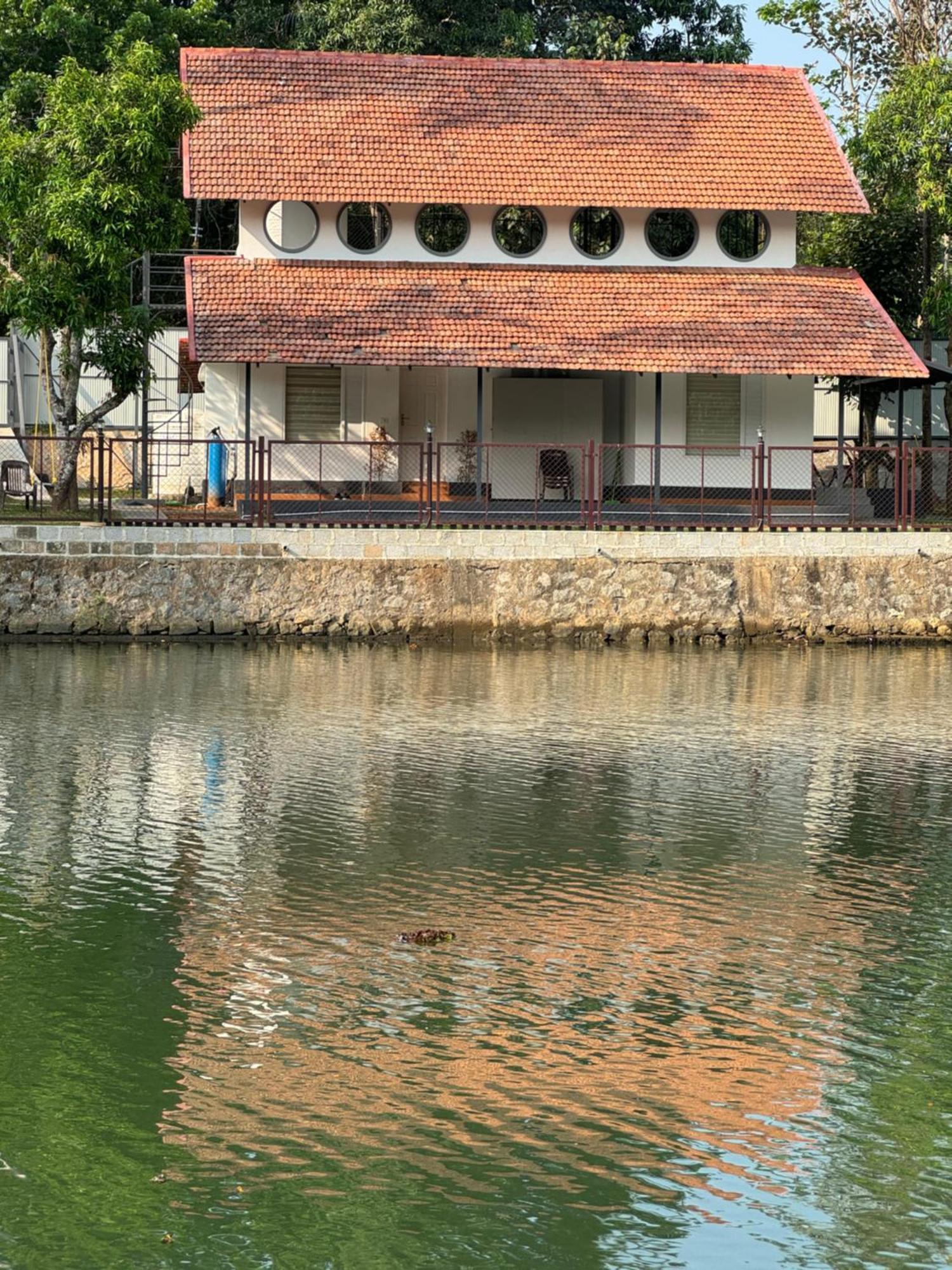Blue Lake Villa Kollam Exteriör bild